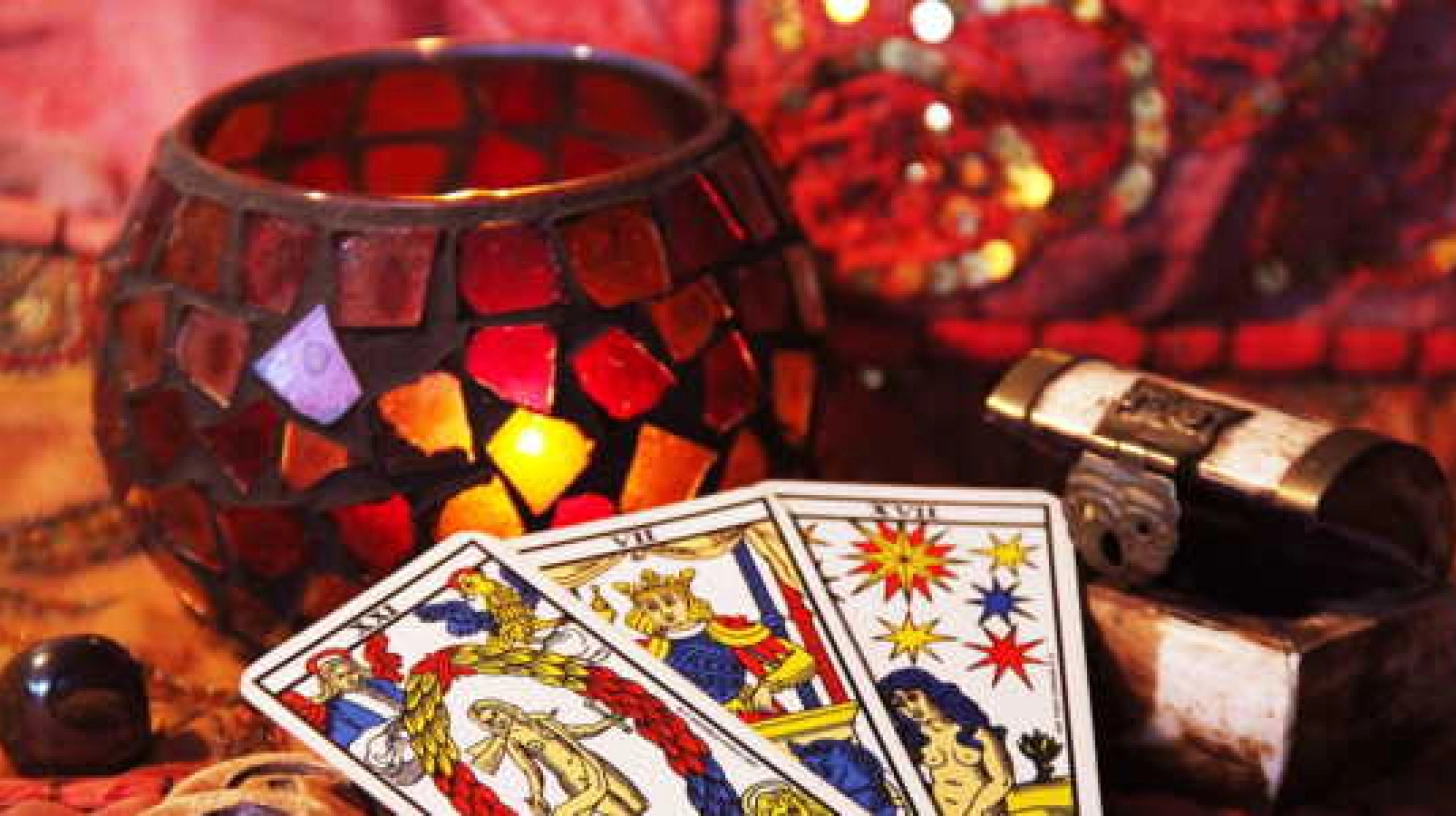 Différence entre Médium et Cartomancien : Comprendre leurs Rôles et leurs Pouvoirs