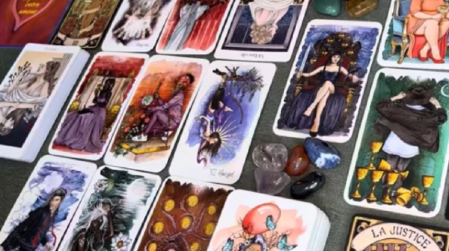 Taroscope Mars 2026 : Prévisions Tarot Complètes Signe par Signe