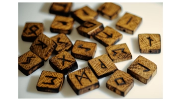 Les runes : entre histoire, symbolisme et des applications modernes